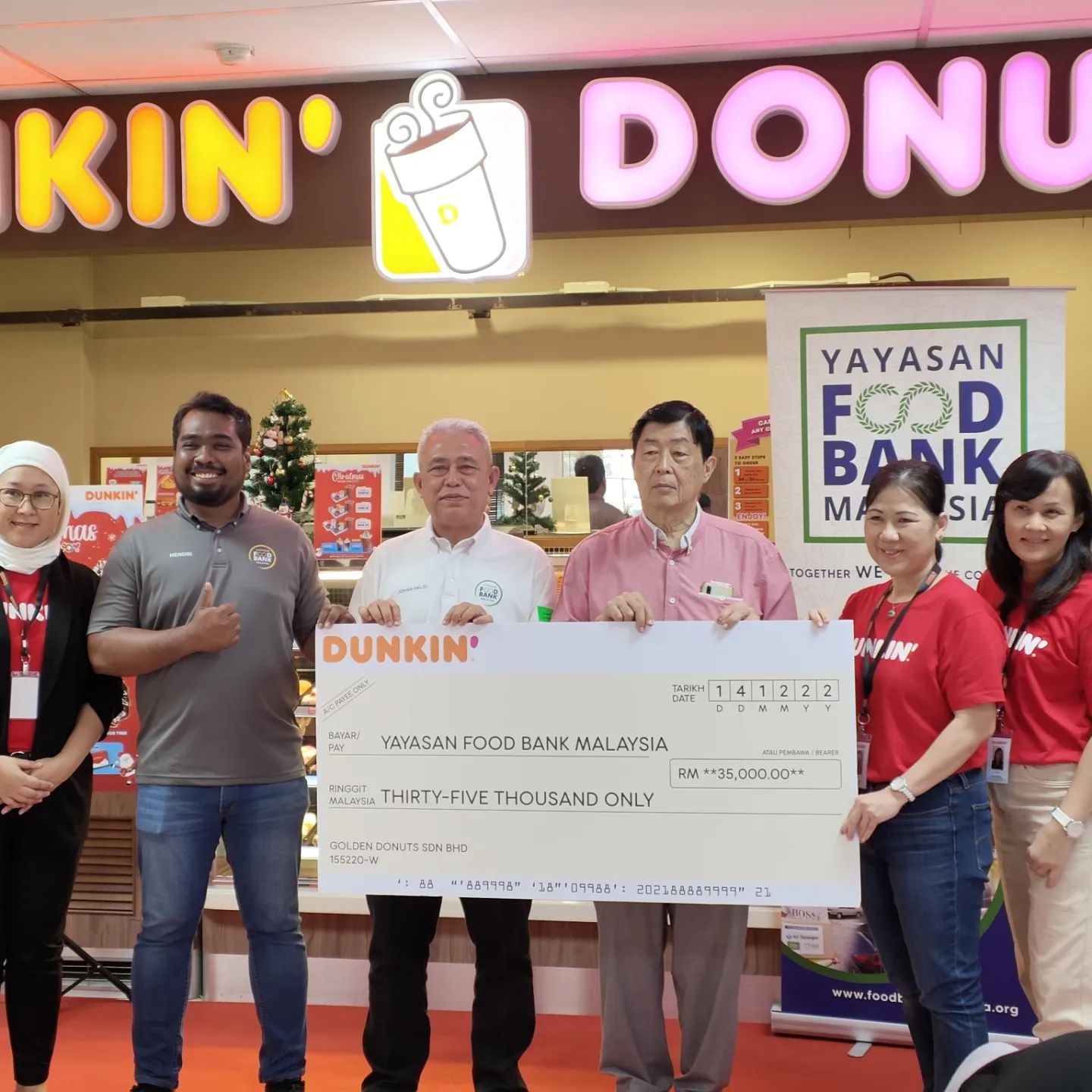 Read more about the article Handing over a donation of RM35,000 collected through the Dunkin’ Care Program
