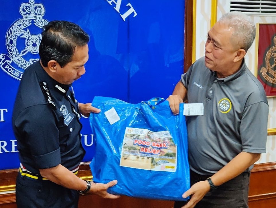 Read more about the article Serahan 500 bakul makanan kepada polis di Terengganu