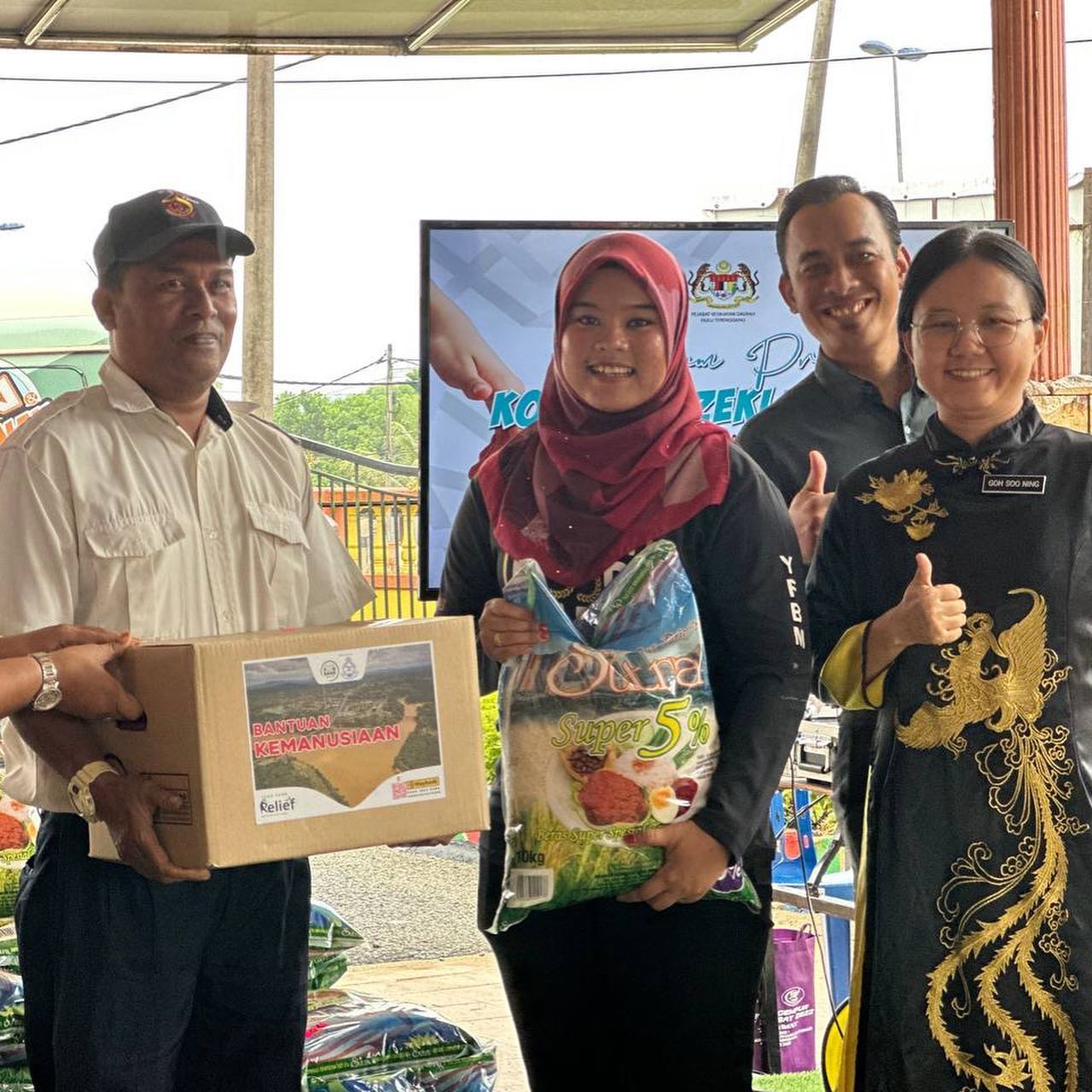 Read more about the article Serahan 101 set makanan asas kepada petugas barisan hadapan di Pejabat Kesihatan Daerah Hulu Terengganu, Terengganu